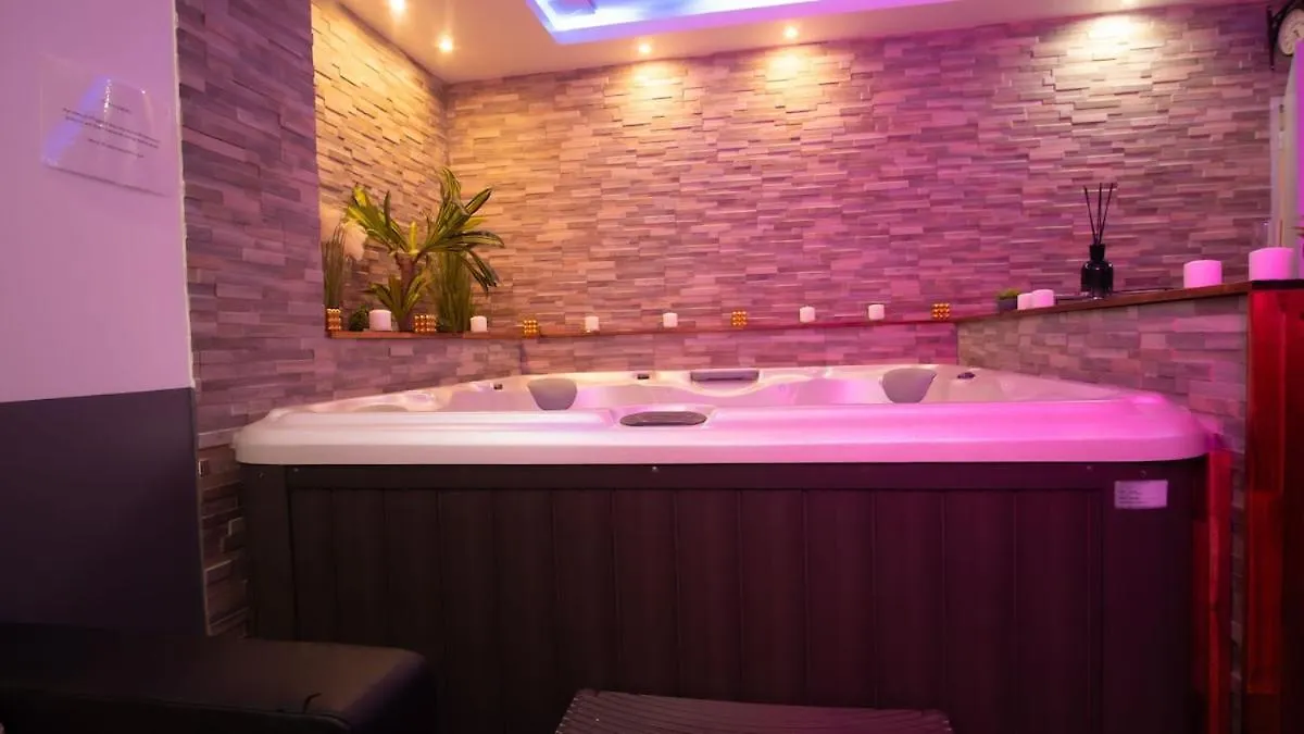 Golden Jacuzzi Διαμέρισμα Leguevin
